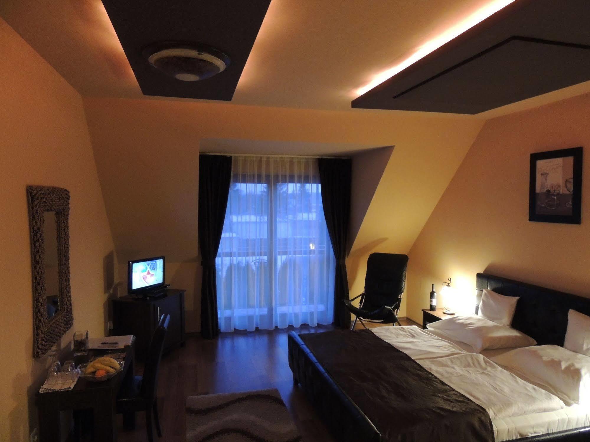 Bajor Panzio Buek-Buekfuerdo, Adults Friendly 12 Plus Exterior foto
